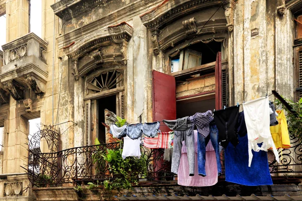 Hanging laundry to dry on balcony in Havana, Cuba — Stock Photo, Image