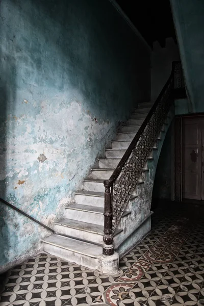 Escalera en una casa en La Habana Vieja, Cuba — Foto de Stock