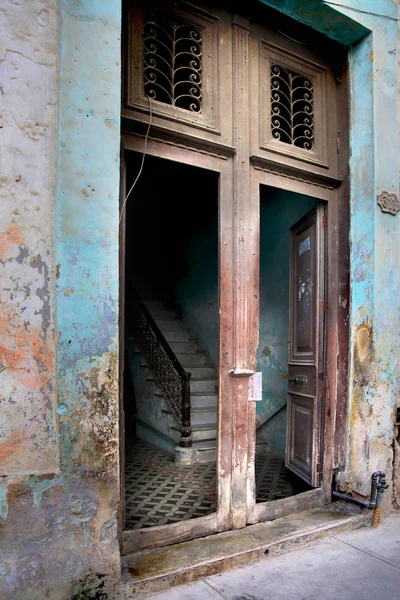 Escalera en una casa en La Habana Vieja, Cuba —  Fotos de Stock