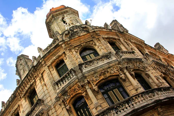 Facade of a beautiful building in Old Havana — Stock Photo, Image