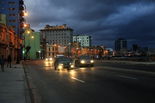 Verkehr bei malecon, havana, kuba — Stockfoto