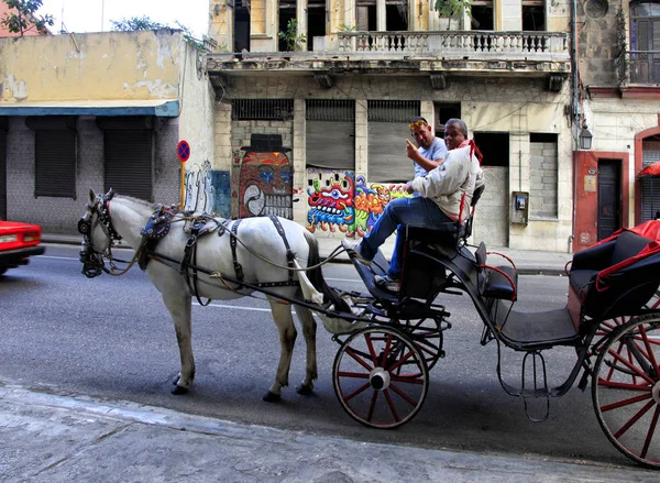 Dorożką w starej Hawanie — Zdjęcie stockowe