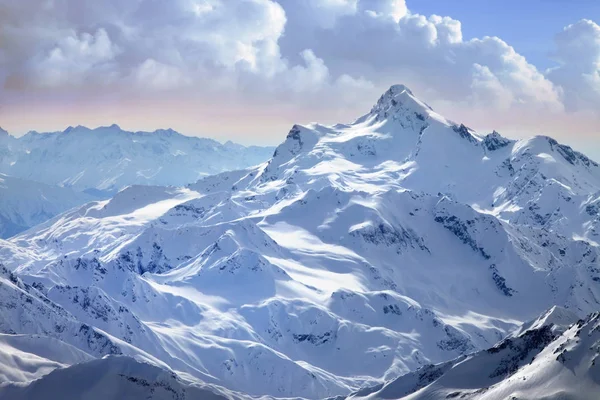 Vista sobre Elbrus Mount - o ponto mais alto da Europa — Fotografia de Stock