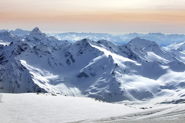 Kijk op Elbroes berg - het hoogste punt van Europa — Stockfoto