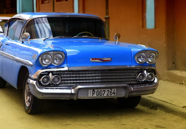 Uma grande variedade de carros antigos existem em Cuba — Fotografia de Stock