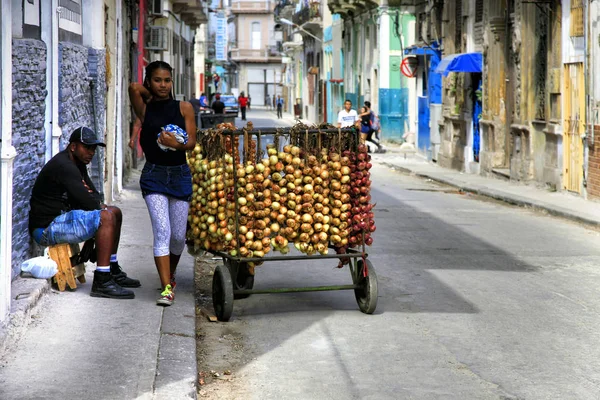 Old Havana, Küba 'da sokakta soğan satıyorum. — Stok fotoğraf
