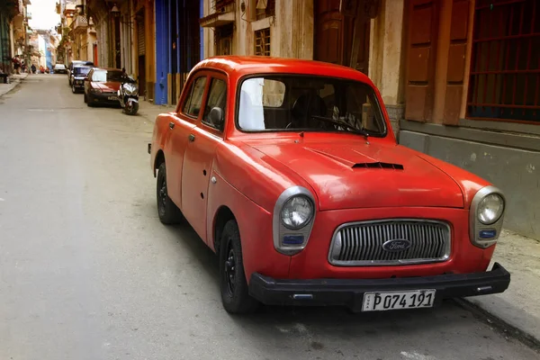 Uma grande variedade de carros antigos existem em Cuba — Fotografia de Stock