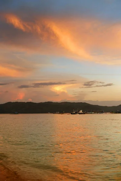Rybářské čluny v oceánu při západu slunce. Boracay. Filipíny — Stock fotografie