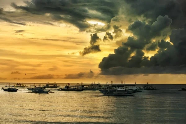 Barcos tradicionais filipinos ao pôr-do-sol. Ilha Boracay — Fotografia de Stock