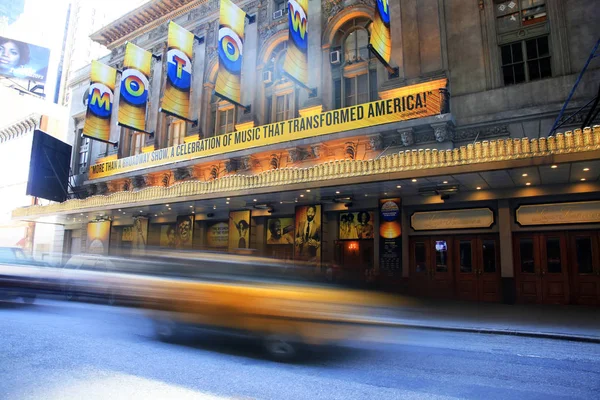 Times Square jest opisywany z Broadway Theaters — Zdjęcie stockowe