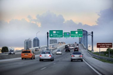 Araba Miami Interna yön işaretleri ile bir karayolu üzerinde hareket