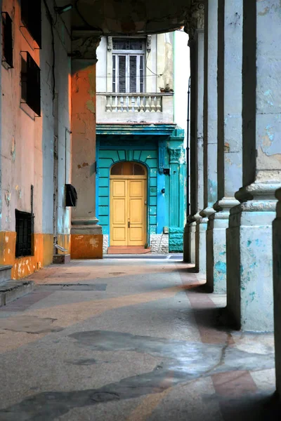 Typowy portyk pod kolonialnym budynkiem na Kubie — Zdjęcie stockowe