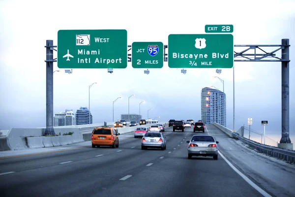 Autos bewegen sich auf einer Autobahn mit Richtungsschildern zu miami interna — Stockfoto