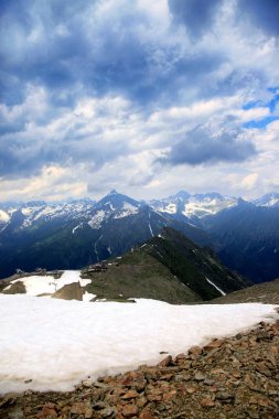 Dağlar sahne ulusal p dramatik mavi gökyüzü ile Panoraması