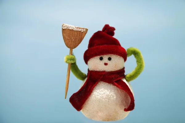 Speelgoed van de sneeuwpop op blauwe achtergrond — Stockfoto