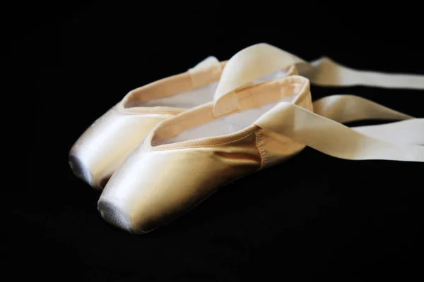 Ballet pointes isolado em um fundo preto — Fotografia de Stock
