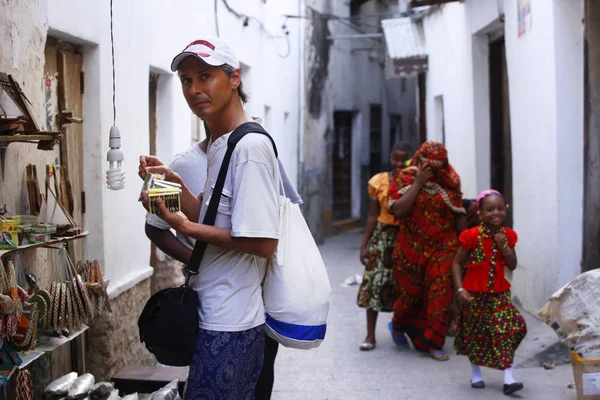 Turysta kupuje pamiątki na Stone Town w Tanzanii — Zdjęcie stockowe