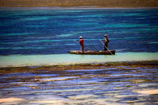 Ukunda Kenia January 2017 Two Fishermen Fishing Boat Shallow Water — Stock Photo, Image