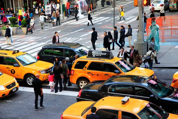 ニューヨーク アメリカ 2013年5月16日 ブロードウェイ シアターと膨大な数のLedサインが特徴的なタイムズ スクエアは 2013年5月16日ニューヨーク市マンハッタンのニューヨークと米国のシンボルです ストックフォト