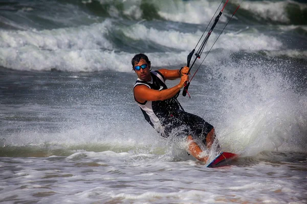 Kiteboarder Cieszyć Się Surfing Oceanie Wietnam Zdjęcia Stockowe bez tantiem