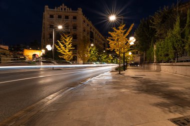Gran Via de Granada gece ve arka planda Elvira Gate
