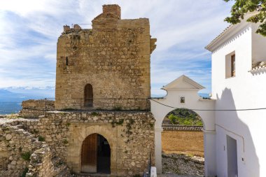Moclin, Granada kalesine geçit.