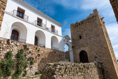 Moclin, Granada kalesine geçit.