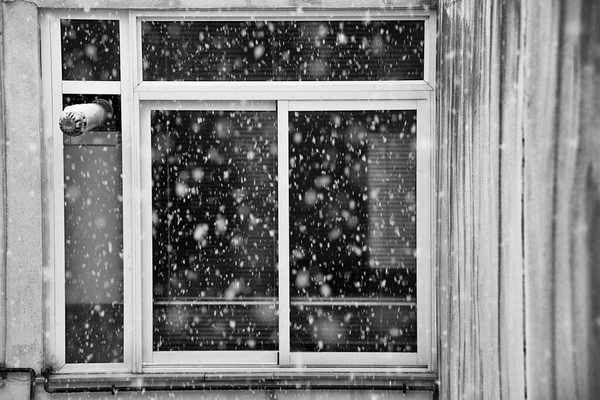 Nieve Detrás Ventana Blanco Negro — Foto de Stock