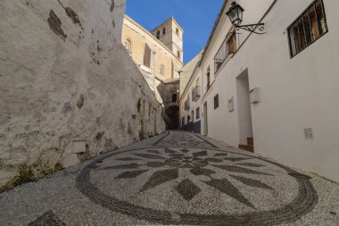 Alhama de Granada, İspanya 'da kaldırımlı sokak.