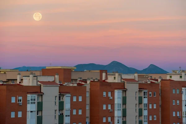 有月亮的城市建筑的日出 — 图库照片