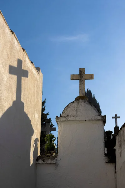 Hristiyan Mezarlığında Haç Geçiyor — Stok fotoğraf