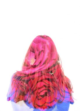 Uzun saçlı bir kadın gülleri. Kamerayla çifte çekim yapıldı..