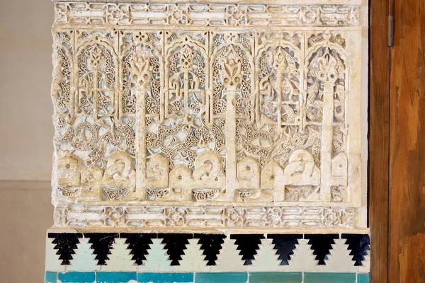 在格拉纳达Almajarra宫Qubba的石膏上装饰 — 图库照片
