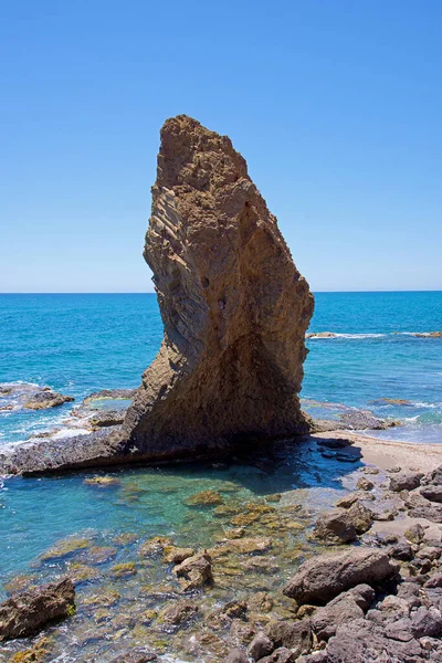 海の中の岩モジャール — ストック写真