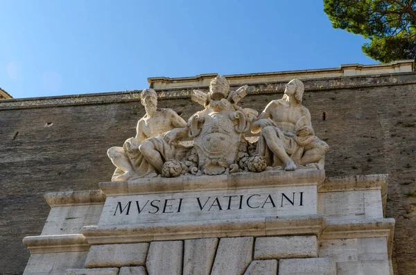 Γλυπτά Στην Είσοδο Του Μουσείου Του Βατικανού — Φωτογραφία Αρχείου
