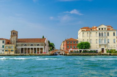 Kanalın kenarındaki ev, Venedik.