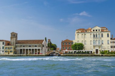 Kanalın kenarındaki ev, Venedik.