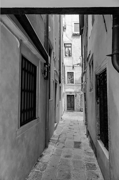 Wąska Czarno Biała Ulica Wenecji — Zdjęcie stockowe