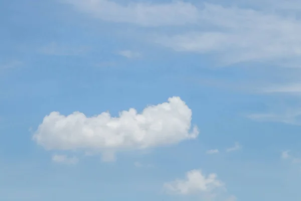 Beyaz bulutlu mavi gökyüzü arkaplanı.