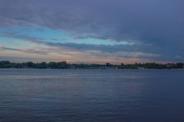 Güneş bulutların arkasına düştü.