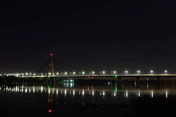 Ponte Severny attraverso il fiume Dnieper nella città di Kiev, U — Foto Stock