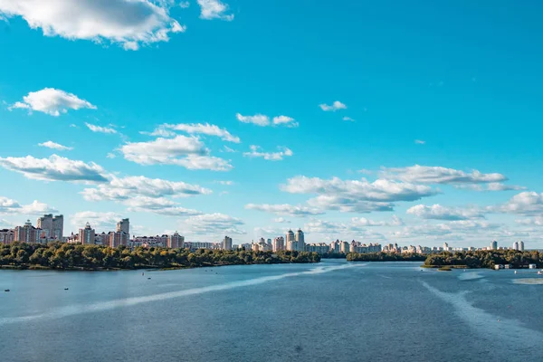 Dnjepr, stad in Kiev, Oekraïne. Uitzicht op de skyline van de stad. — Stockfoto