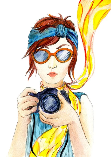 Güneş gözlüğü ve bir fotoğraf makinesi şık kız — Stok fotoğraf