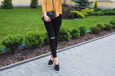 Deri siyah çanta ile Kadın