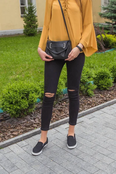 Mujer con bolso de cuero negro — Foto de Stock