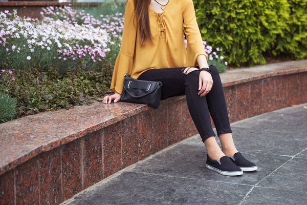 Женщина в светло-жёлтой блузке и чёрных джинсах Лицензионные Стоковые Фото