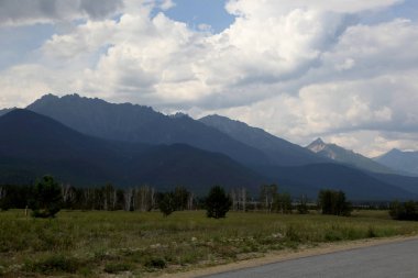 Barguzin dağlar dağlar, bu Barguzin Nehri Vadisi / o-huş ağacı orman kemer, Barguzin Nehri'nin ve Barguzin ridge ve bulutlar gökyüzünde BT-dağlarında arkasında taşkın yatağının içinde bozkır