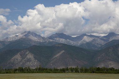 Barguzin dağlar dağlar, bu Barguzin Nehri Vadisi / o-huş ağacı orman kemer, Barguzin Nehri'nin ve Barguzin ridge ve bulutlar gökyüzünde BT-dağlarında arkasında taşkın yatağının içinde bozkır