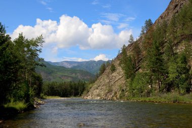 Barguzin Barguzin nehir /Siberian nehirde birinde onun döner dağlarındaki arasında üst yaz gün