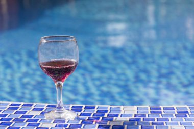 Gözlük masada kırmızı şarap ile